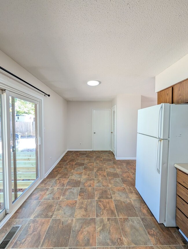 Building Photo - Weaverville Rental