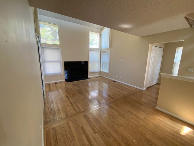 Building Photo - Beautiful 3 Bedroom 2 Bath Townhome Close ...