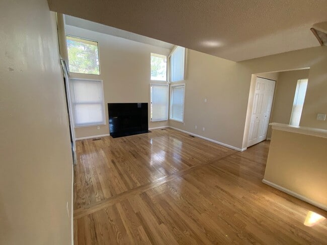 Building Photo - Beautiful 3 Bedroom 2 Bath Townhome Close to the Mountains!!
