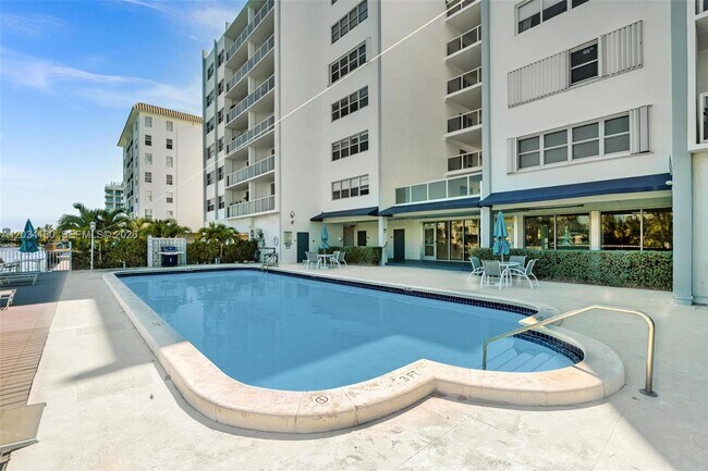 Building Photo - 9381 E Bay Harbor Dr