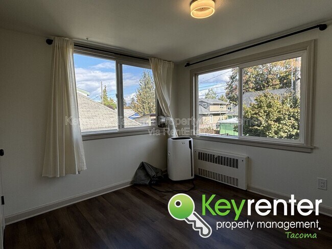 Building Photo - 1207 N Oakes St