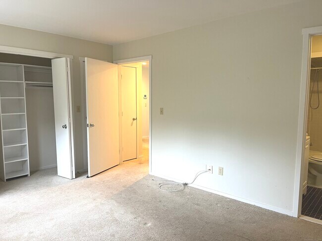 Building Photo - 451 Heritage Vlg