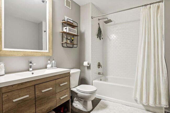 Building Photo - 500 Robert St N