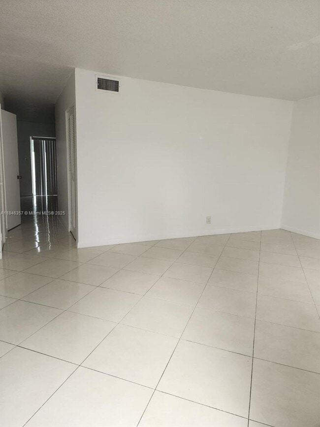 Building Photo - 6744 SW 40th St