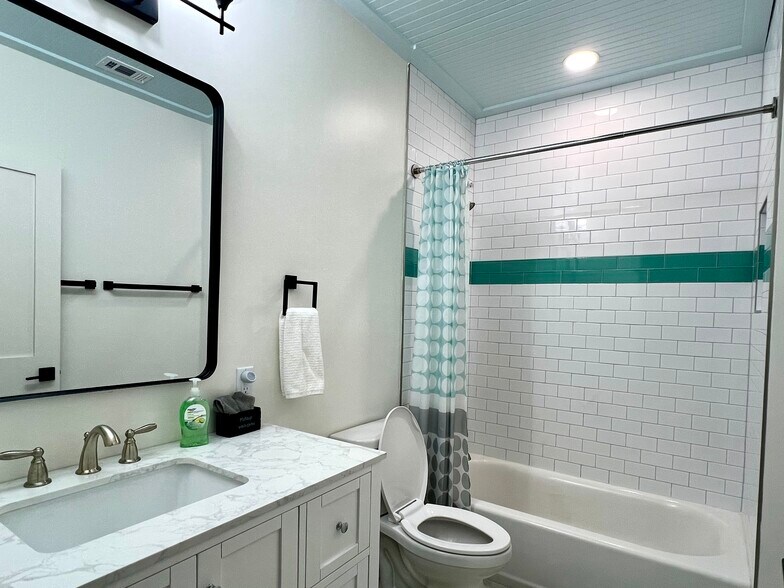 Building Photo - 201 Lovell Ave