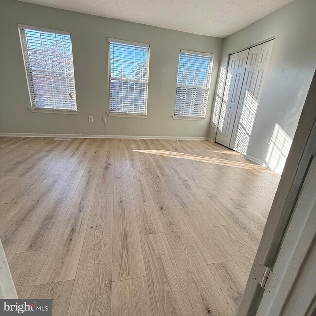 Building Photo - 2423 W Rosecroft Village Cir