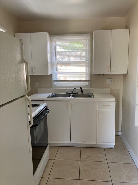 Building Photo - 1139 Bay St NE