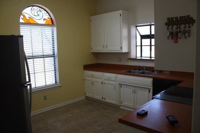 Building Photo - 1816 Woodstone Dr