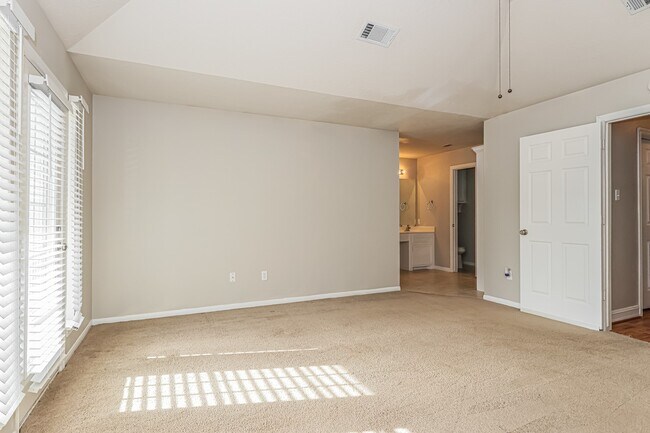 Building Photo - 112 Golfview Ct