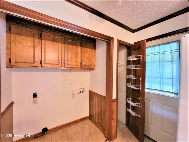 Building Photo - 304 Beech Ln