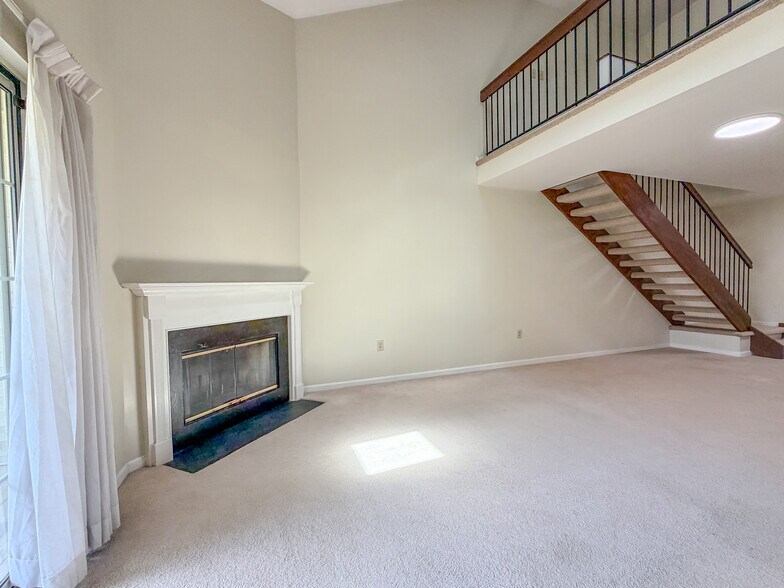 Building Photo - 208 Greenview Dr