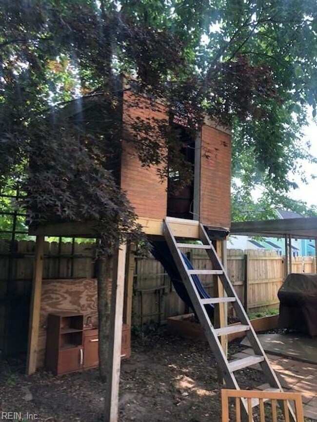 Building Photo - Colonial Heights