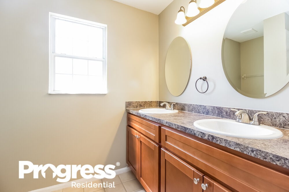 Building Photo - 637 Silver Birch Pl