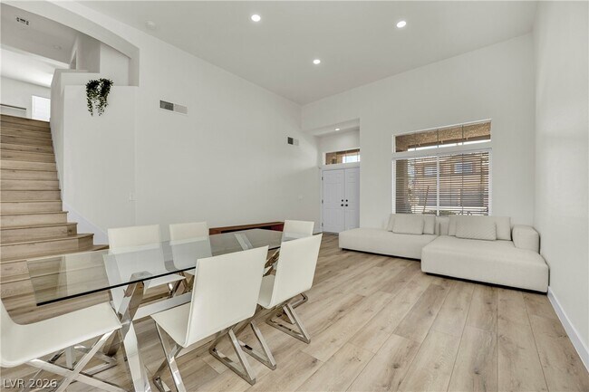 Building Photo - 2560 Sundew Ave