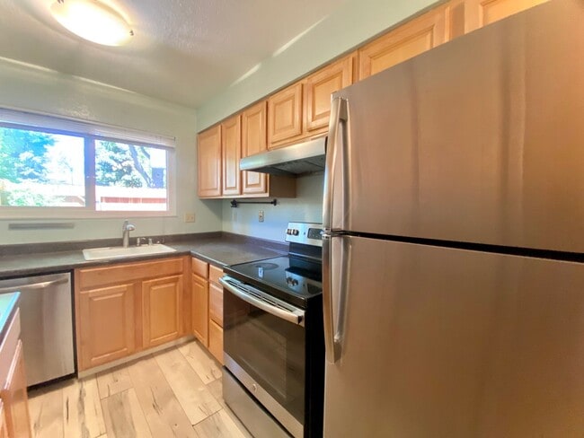 Building Photo - Charming 2-Bedroom Townhouse in Fremont - ...