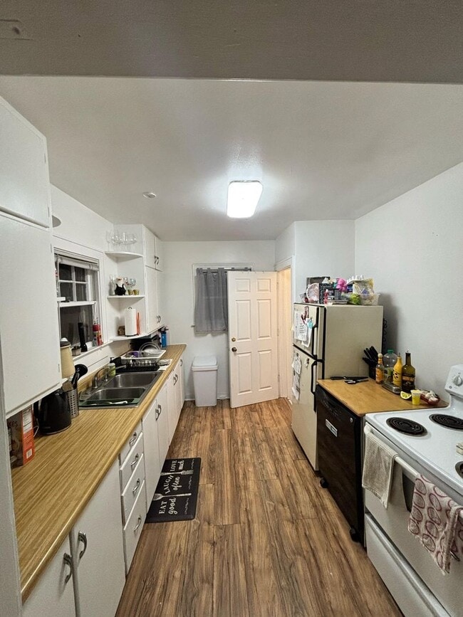 Building Photo - Aug 1st 2026/2027 Pre-leasing Close to 1.5 Blks to CSU & Old Town