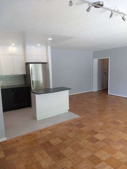 Building Photo - 3535 Chevy Chase Lake Dr