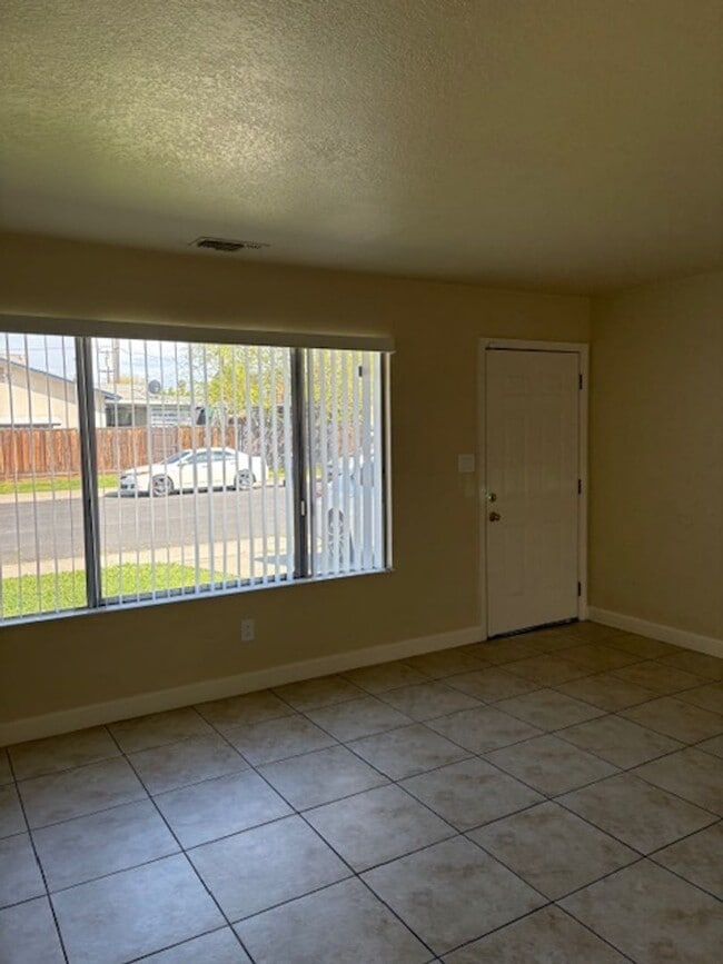 Building Photo - Single story, 3 bed 1.5 bath home.