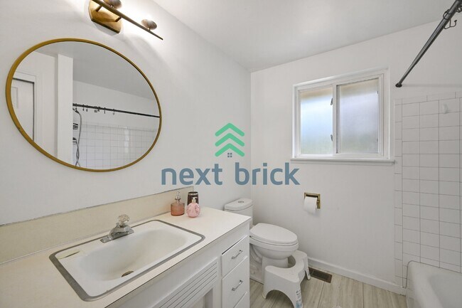 Building Photo - Charming 3-Bedroom Edmonds Home with 2 Full Baths and Spacious 1982 Sq. Ft. Living Space!