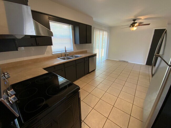 Building Photo - 409-411 Brewer Dr