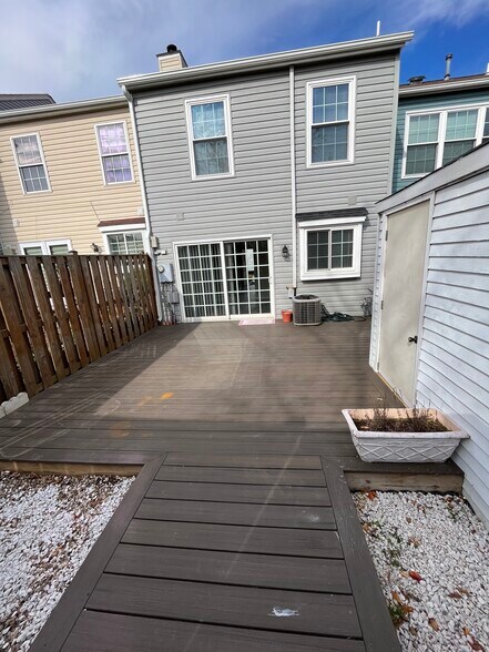 Building Photo - 6527 Old Carriage Ln