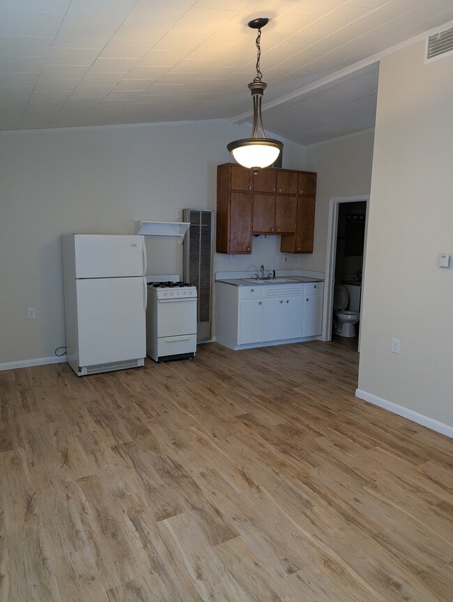 Building Photo - 635 E Grove Ave