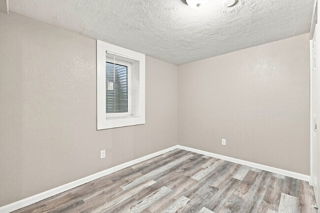 Building Photo - $2,240.95 with $300 Off the first month's rent, 4 Beds, 2 Baths, Triplex Unit in Littleton with W...