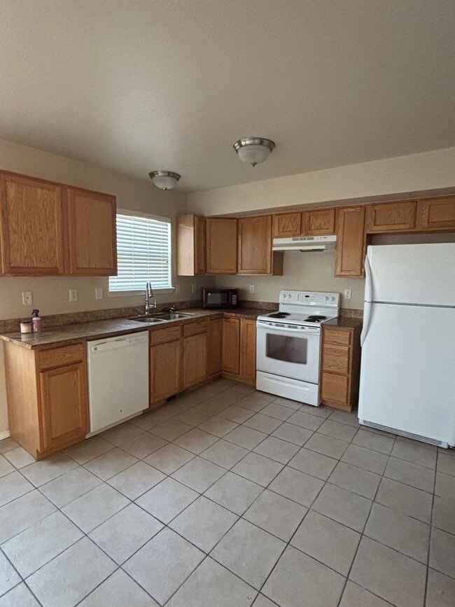 Building Photo - 4 Bedroom, 2.5 Bath Townhome in Greeley