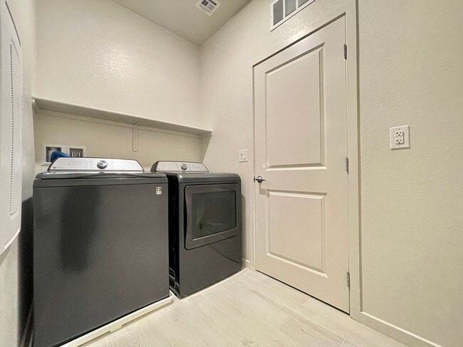 Building Photo - MOUNTAIN VIEWS, Gently lived in 4 bedroom 2.5 Bathrooms with Loft, home is a Must See!