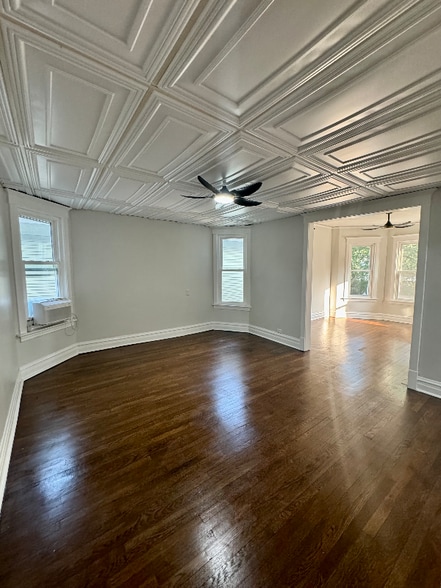 Building Photo - 1832 W Greenleaf Ave