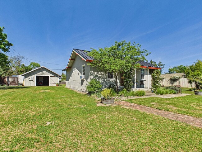 Building Photo - 2 bed 1 bath - Beautiful Outdoor Living