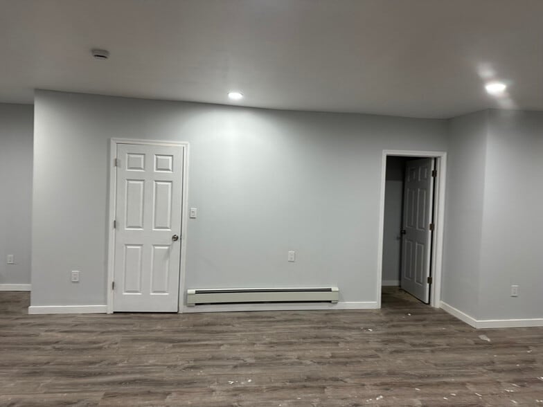 Building Photo - 533 W State St