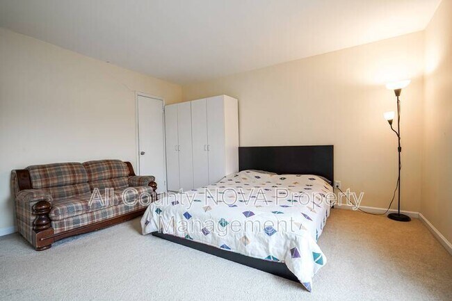 Building Photo - 11923 Parklawn Dr