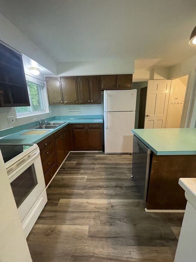 Building Photo - Spacious Four Bedroom Home Available Summer of 2026!