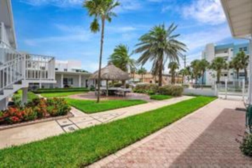 Building Photo - 4228 N Ocean Dr
