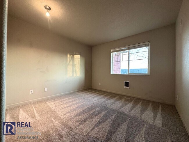 Building Photo - Beautiful 3 Bedroom With Utilities Included! MOVE IN READY!