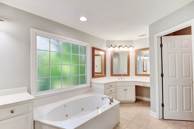 Building Photo - Large, beautiful home in Oconee!