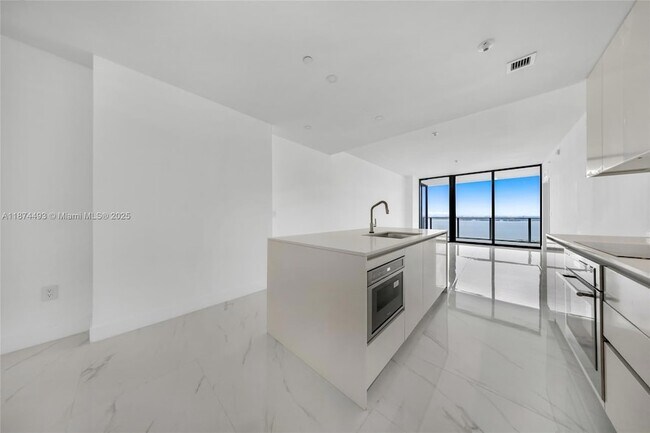 Primary Photo - 700 NE 24th St