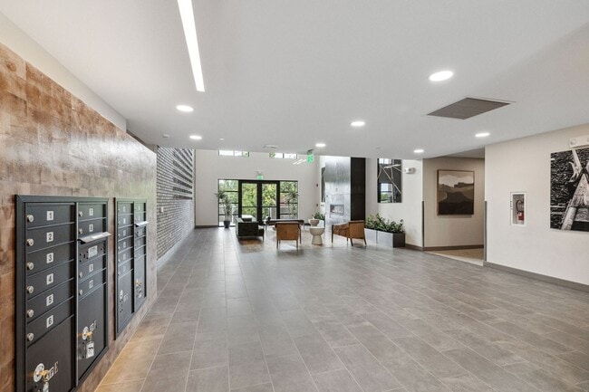 Building Photo - Hip Strip Furnished Condo in Reed Building $2,500 / Month - DATES NEGOTIABLE