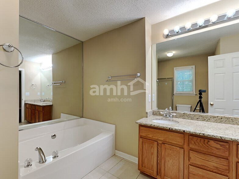 Building Photo - 5160 Windsbury Ridge Rd