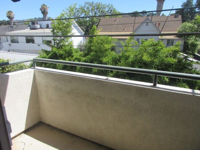Building Photo - Beautiful Condo in the heart of Studio City