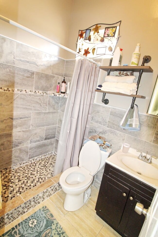 Building Photo - Remodeled Furnished 2 bed / 2 Bath Ohana in Waiehu - Includes Most Utilities