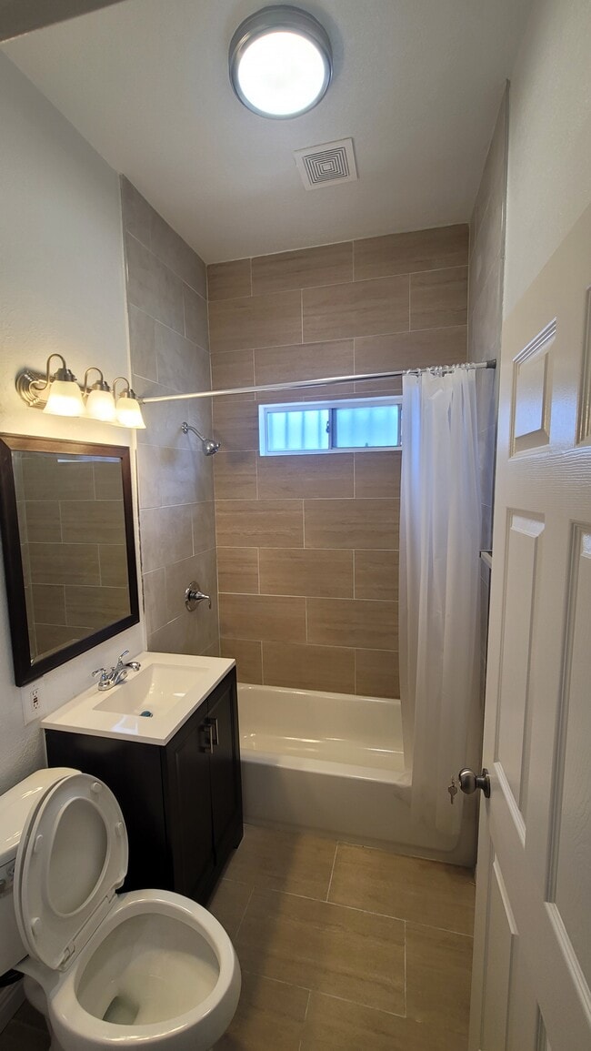 Building Photo - 636 W 74th St