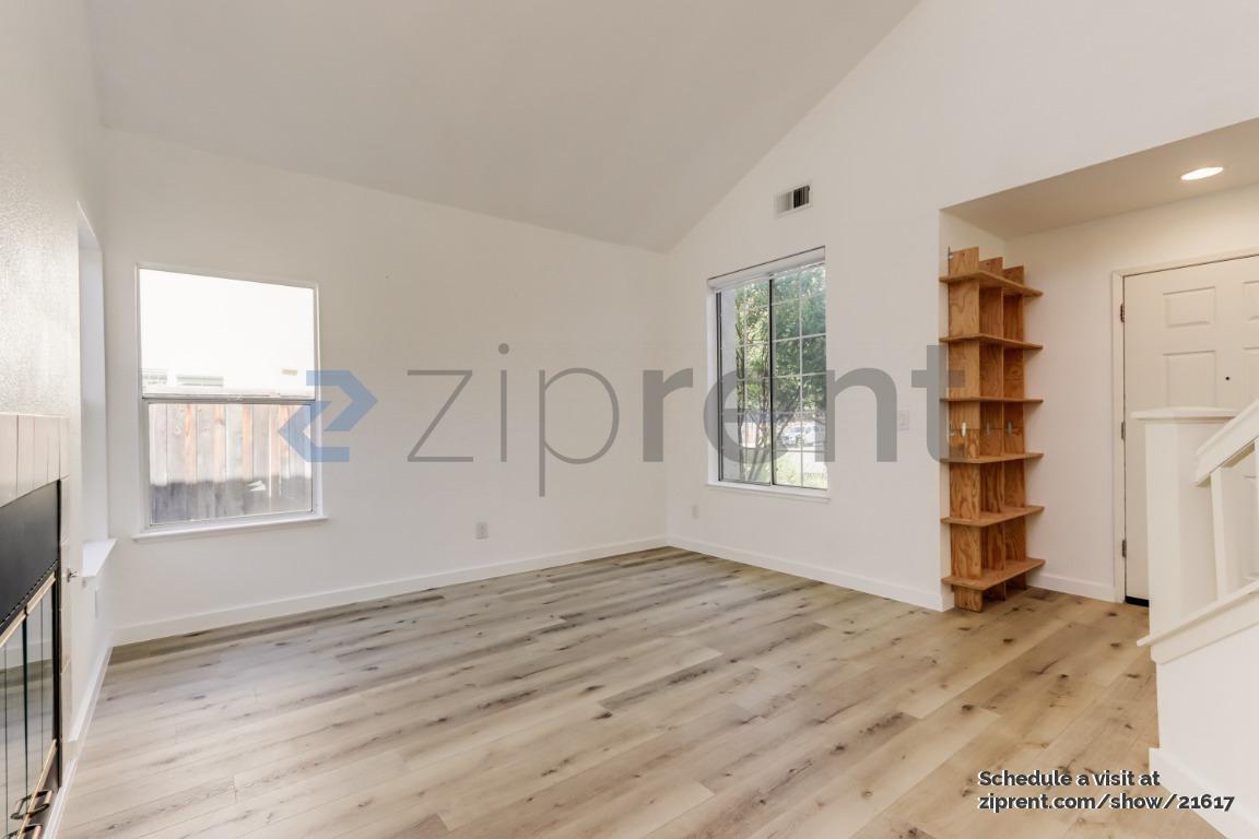 Building Photo - 741 Vinca Ct