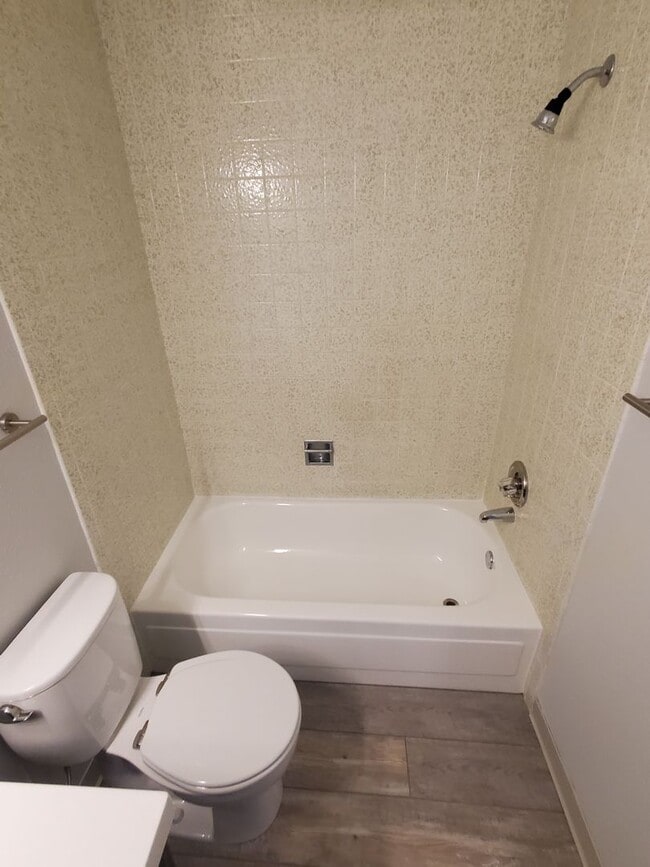 Building Photo - Recently Updated and Spacious 1B / 1B Available for June!