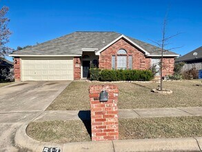 Building Photo - Updated home in Burleson