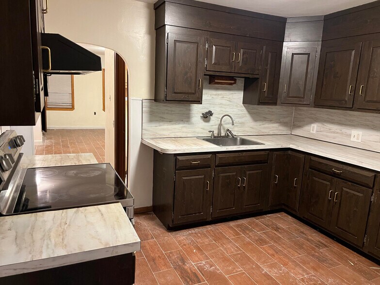 Building Photo - 95 Roberts St