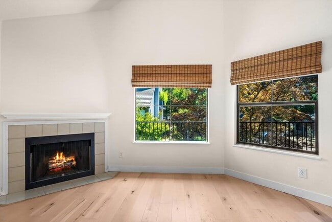 Building Photo - Stylish Lake Oswego Condo with Loft — Walk...