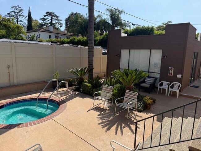 Building Photo - Sherman Oaks Townhome