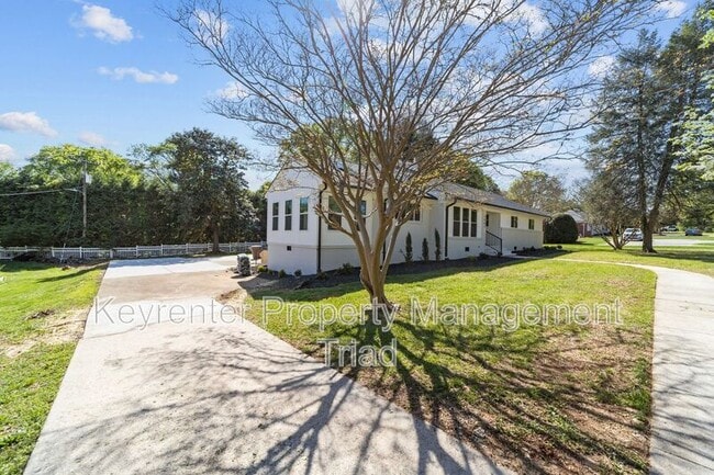 Building Photo - 3807 W Friendly Ave